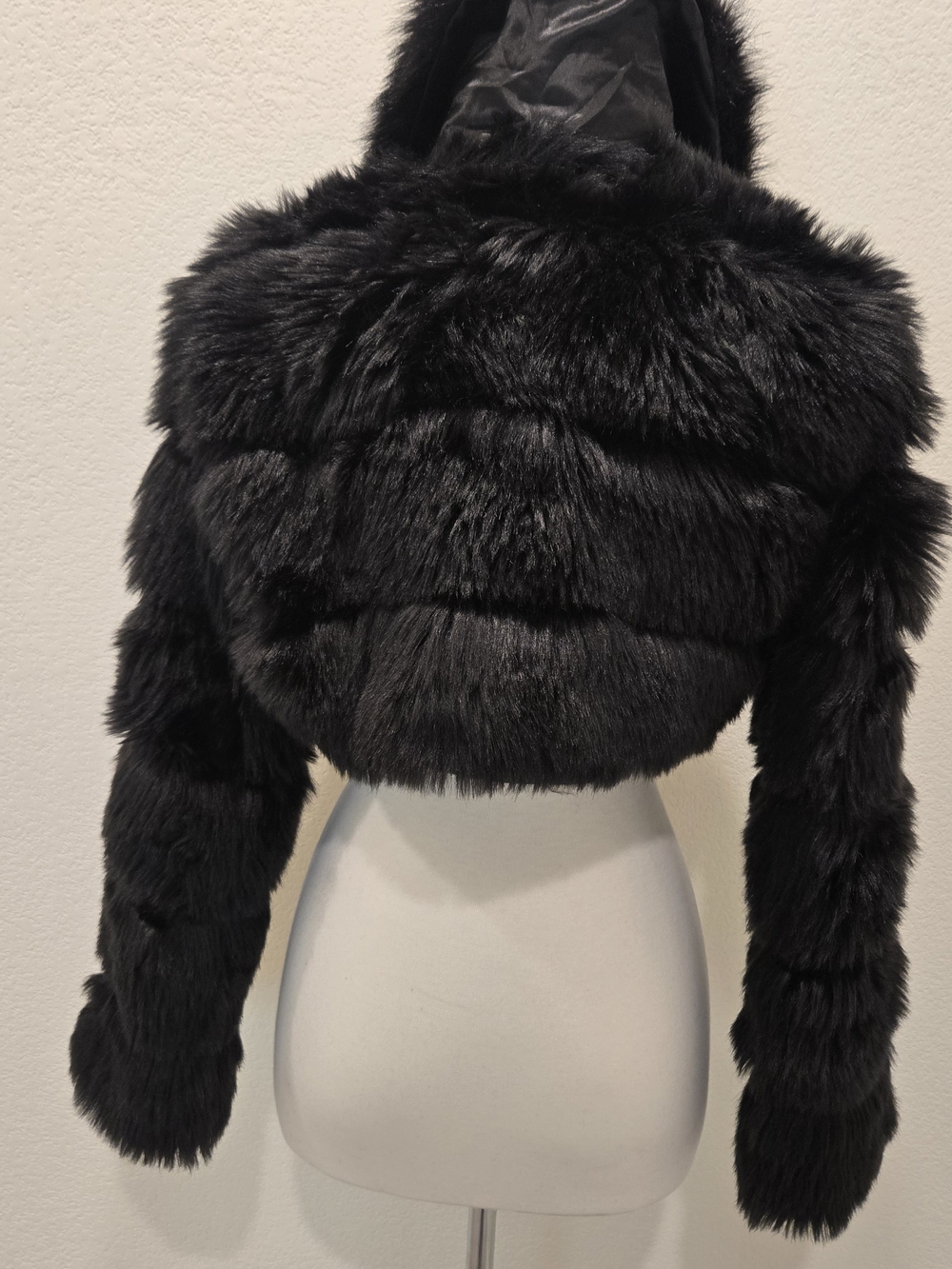 Black Faux Fur Cropped Jacket - Women - Picture 6 of 7